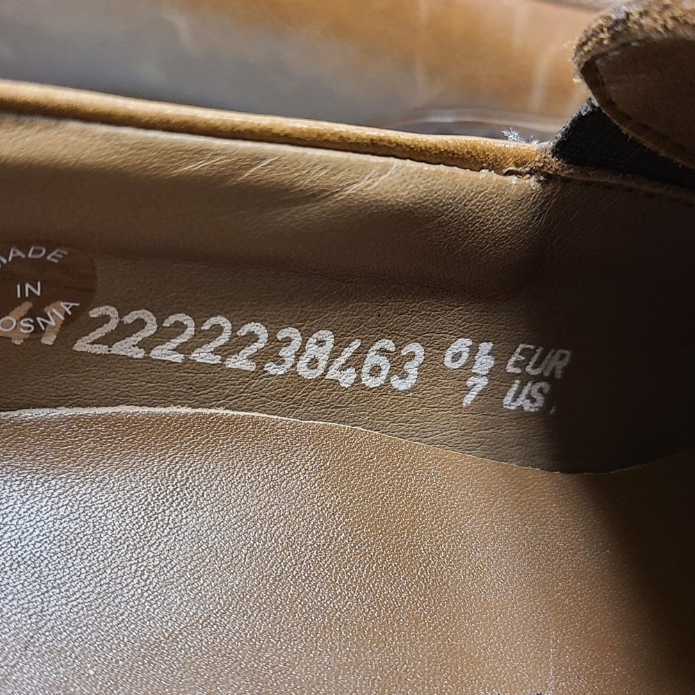 Shoe's - Picture 2 of 5